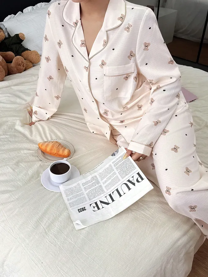 Napfluff Ensemble pyjama femme imprimé ours de dessin animé mignon, haut col et pantalon. Pyjama doux, imprimé ours, vêtements de nuit femme mignons.